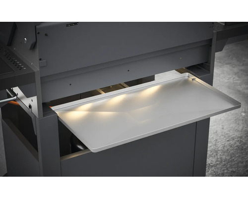 Výsuvný grilovací stolík na grile