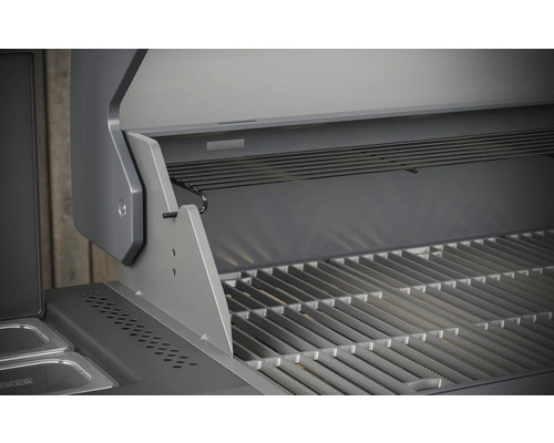 Vnútorný pohľad na gril s grilovacím roštom