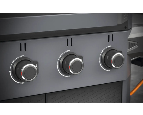 Detailný záber otočných gombíkov plynového grilu na reguláciu tepla.