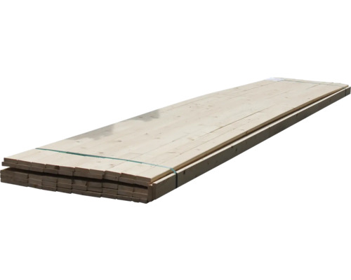 Hromada surových drevených dosiek držaných pohromade páskou