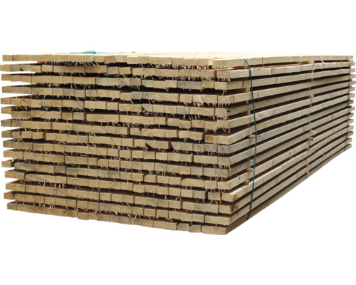 Hromada drevených lát pre stavebné projekty