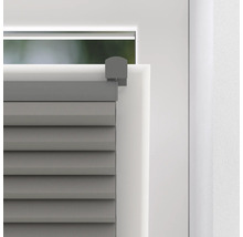 Detail šedej plisovanej žalúzie na okne