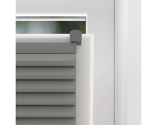 Detail šedej plisovanej žalúzie na okne