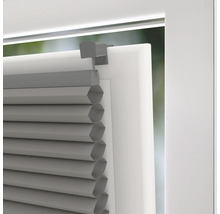 Detailný pohľad na sivú plisovanú žalúziu na okne