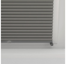 Sivá plisovaná žalúzia na okne