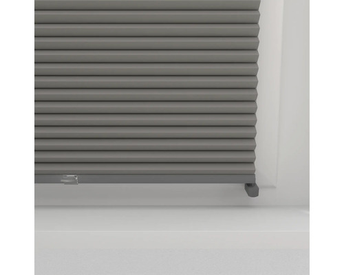 Sivá plisovaná žalúzia na okne