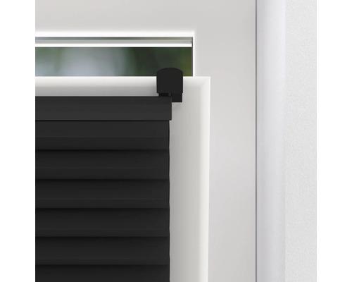 Detail čiernych skladaných žalúzií na okne