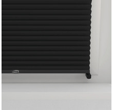 Čierna skladaná roleta v okennom ráme na reguláciu svetla a súkromia.