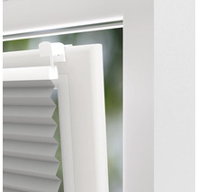 Detailný pohľad na skladanú žalúziu na okne