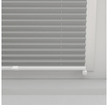 Sivá plisovaná roleta na okne