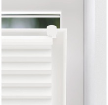 Detailný záber bielej žalúzie na okne