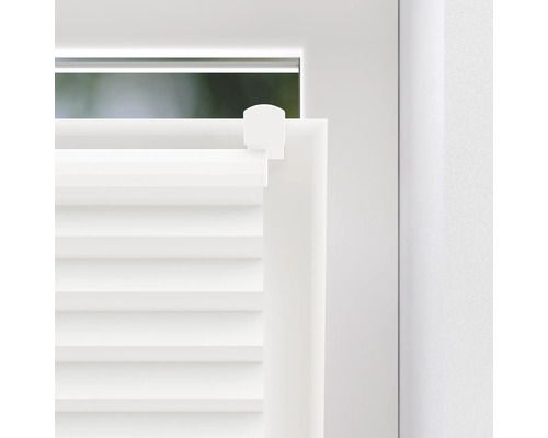 Detailný záber bielej žalúzie na okne