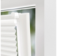 Detail bielej plisovanej žalúzie na okne