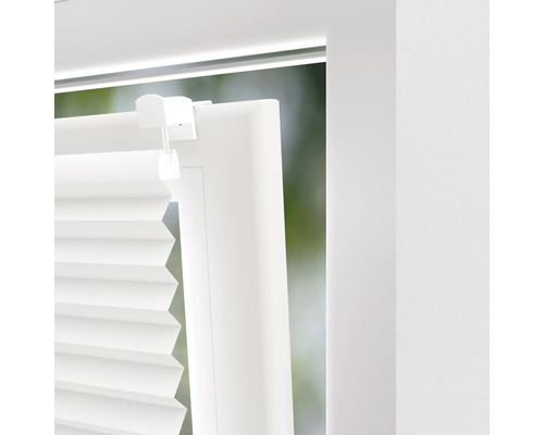 Detail bielej plisovanej žalúzie na okne