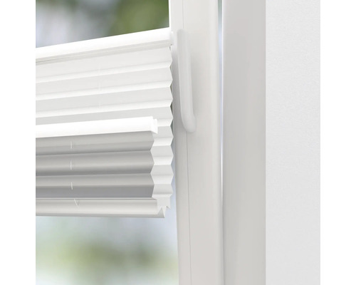 Detail bielej plisovanej žalúzie na okne