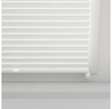 Detail bielej plisovanej žalúzie na okne