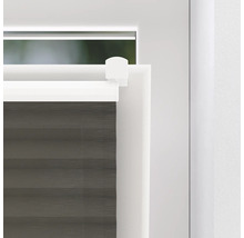 Detailný záber šedej plisovanej žalúzie na okne