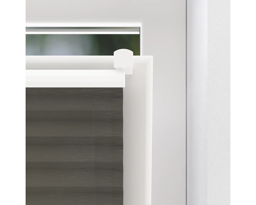 Detailný záber šedej plisovanej žalúzie na okne