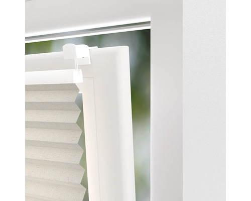 Detailný pohľad na skladanú žalúziu v okne