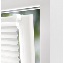 Detailný pohľad na bielu plisovanú žalúziu na okne