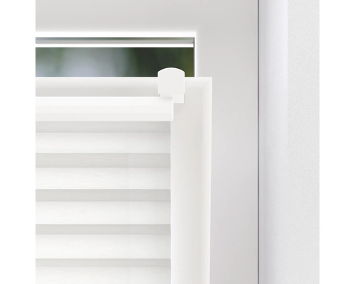 Detail bielej plisovanej žalúzie v okne