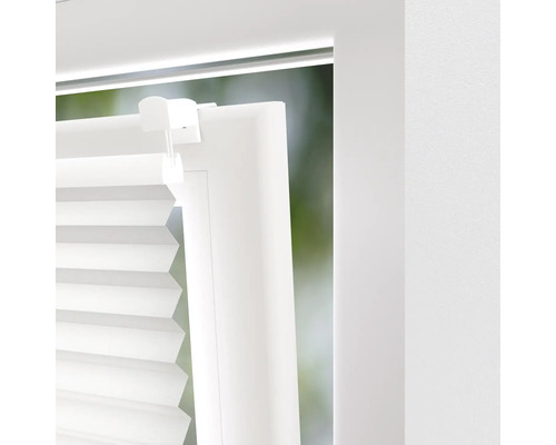 Detail bielej plisovanej žalúzie v okne