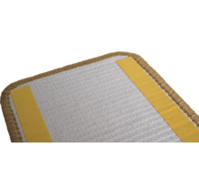 Detailný pohľad na koberec s lepiacimi prúžkami na zadnej strane