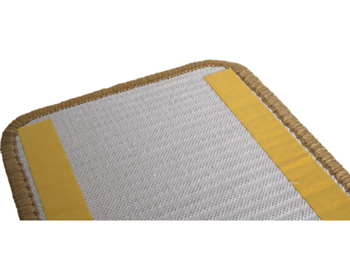 Detailný pohľad na koberec s lepiacimi prúžkami na zadnej strane