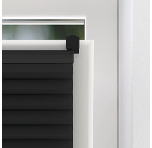 Detail čiernych žalúzií na okne