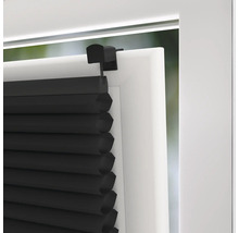 Detail čiernej plisovanej žalúzie na okennom ráme