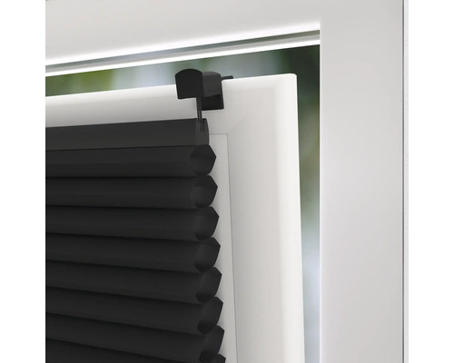 Detail čiernej plisovanej žalúzie na okennom ráme