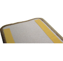 Koberec s lepiacimi pásmi na zadnej strane