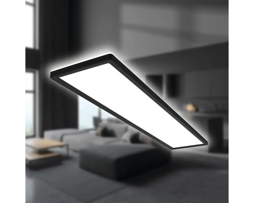 Obdĺžnikové LED stropné svietidlo s čiernym rámom v obývacej izbe.