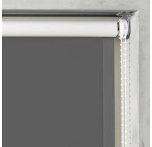 Sivá bočná roleta v okennom ráme