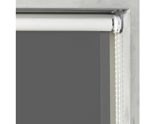 Sivá bočná roleta v okennom ráme