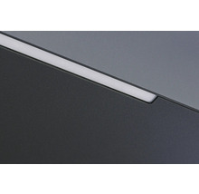 Detail sivého nástenného svietidla s LED