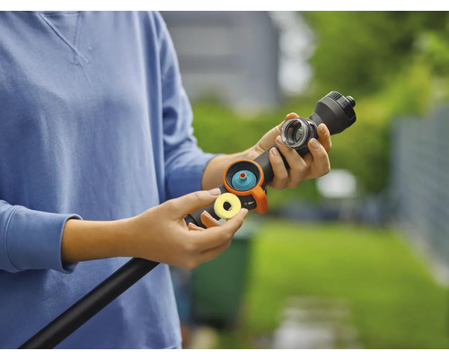 Osoba pripája hadicovú spojku k záhradnej hadici