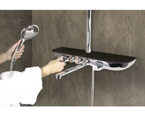 Sprchová batéria s ručnou sprchou a odkladacou plochou v kúpeľni