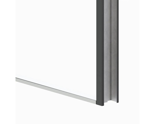 Detailný pohľad na sprchovací kút s rámom a sklom