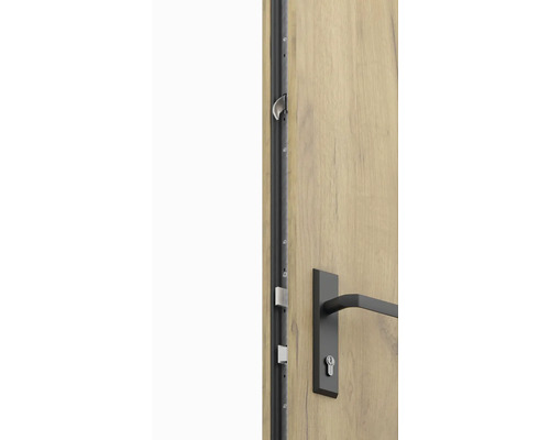 Detail drevených dverí s viacbodovým zamykaním a čiernou kľučkou