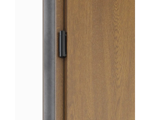 Detail drevených dverí so skrytým závesom