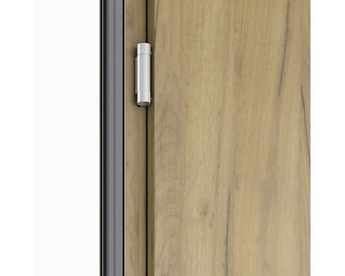 Detail drevených dverí so strieborným závesom