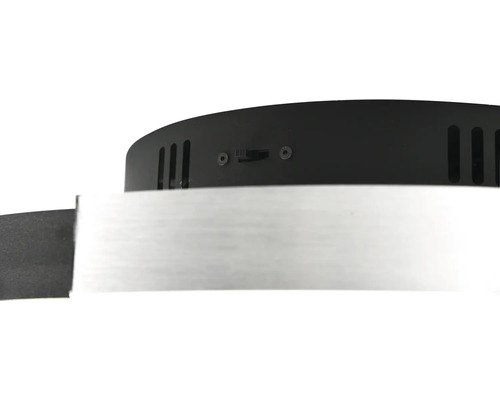 Detailný záber rúry s vetracími otvormi.