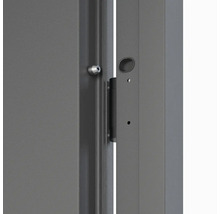 Detail šedých kovových dverí so závesom a zámkom