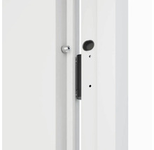 Detail bieleho rámu dverí s čiernym dverným zámkom