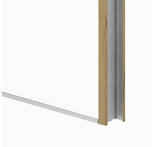 Detailný pohľad na rám posuvných dverí z dreva a kovu