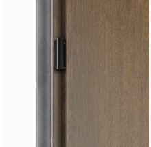 Detail dverí s čiernym zatváračom