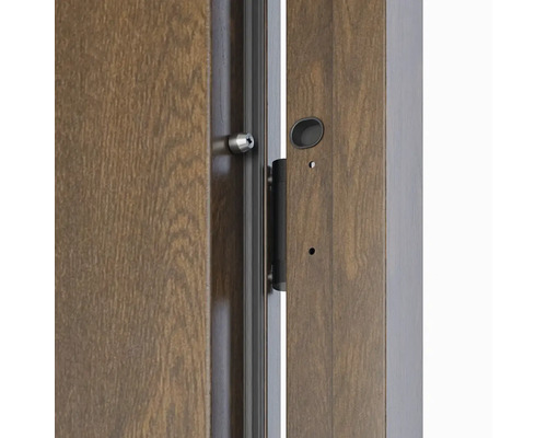 Detail dverí s priezorom a bezpečnostným zámkom