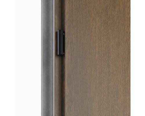 Detail dverí s čiernym magnetickým uzáverom