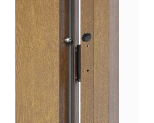 Detailný pohľad na drevené vchodové dvere s bezpečnostným kovaním